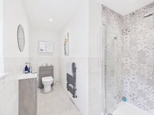 Master Bedroom En-suite- click for photo gallery